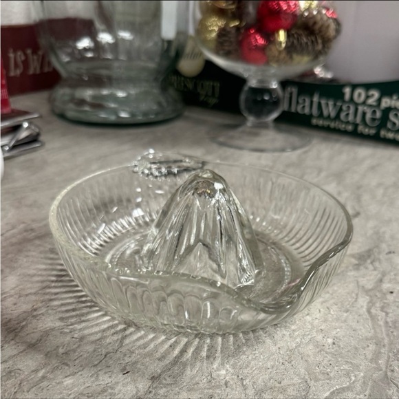 Vintage Clear Glass Ribbed Juicer w/Spout - Picture 7 of 9